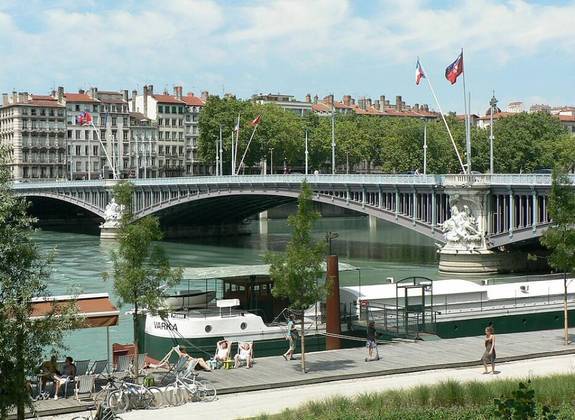 10º) Lyon (França) - Salta aos olhos a avaliação sobre a receptividade aos turistas por parte do estafe nesta cidade francesa, terra natal de Allan Kardec.  Ninguém a mencionou como boa: 0%. 