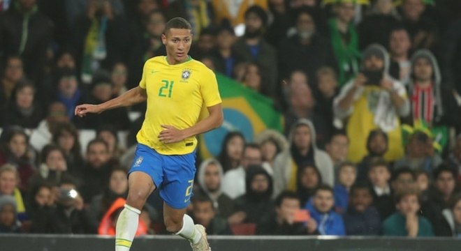 10º - Richarlison
O 'pombo' viveu uma grande temporada com a camisa do Everton e tem valor de mercado estipulado em 45 milhões de euros, cerca de R$ 201 milhões. Além do ex-Fluminense, o volante Fabinho e o zagueiro colombiano Davinson Sánchez também tem valor de mercado em 45 milhões de euros