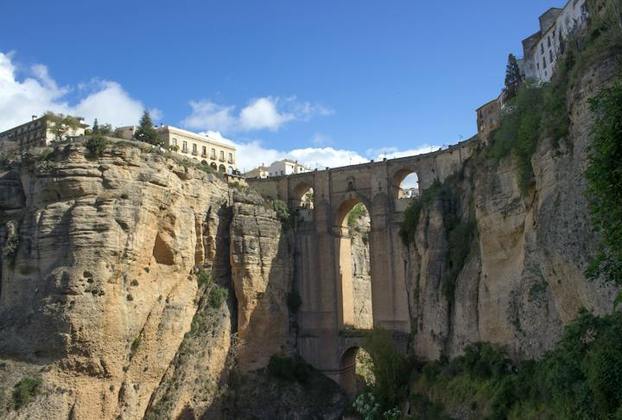 10) Ronda, Espanha: A cidade se desenvolveu em cima de uma grande rocha, proporcionando uma aparência singular e encantadora, com casas construídas à beira de um penhasco próximo ao rio Tejo.