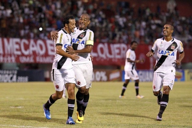 11º - América 1x3 Vasco - Carioca 2016 - Pela segunda rodada do Estadual, o jogador voltou a ter a chance de cobrar um pênalti, e carimbou seu décimo primeiro gol com a camisa do Gigante da Colina. 