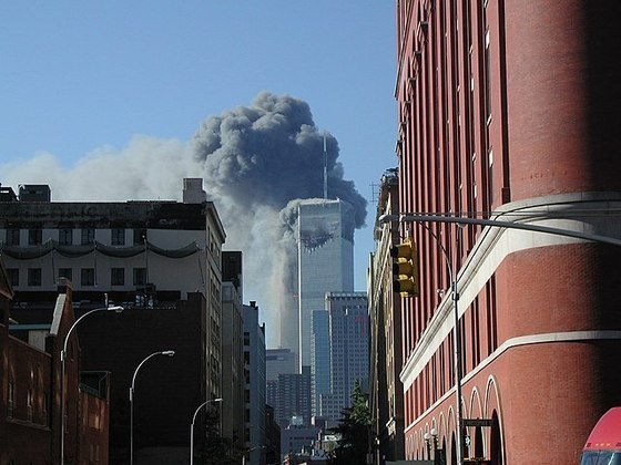11 de Setembro ficou marcado na história como o dia da série de atentados terroristas nos Estados Unidos. Foi em 2001 e a imagem mais impactante é o ataque ao World Trade Center 