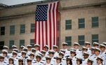 O Glee Club da Marinha dos EUA se apresenta durante a 17ª cerimônia anual de 11 de setembro no Pentágono em Washington
O Glee Club da Marinha dos EUA se apresenta durante a 17ª cerimônia de observância anual do 11 de setembro no Pentágono em Washington, EUA, em 11 de setembro de 2018. REUTERS / Joshua Roberts