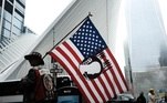 Gary Nielson fica em frente ao local do World Trade Center durante uma cerimônia de comemoração matinal para as vítimas dos ataques terroristas dezessete anos após o dia 11 de setembro de 2018 em Nova York. Em todo o país, os serviços estão sendo realizados para lembrar as 2.977 pessoas que foram mortas em Nova York, no Pentágono e em um campo na Pensilvânia, no que foi um dos piores ataques em solo americano na história das nações.