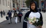 Donald Chung tem flores para comemorar sua tia que morreu nos ataques de 11 de setembro de 2001 no World Trade Center antes das cerimônias que marcaram o 17º aniversário em Nova York
Donald Chung tem flores para comemorar sua tia que morreu nos ataques de 11 de setembro de 2001 no World Trade Center, antes das cerimônias que marcaram o 17º aniversário em Nova York, EUA, em 11 de setembro de 2018. REUTERS / Shannon Stapleton