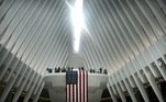 As pessoas fazem uma pausa no World Trade Center Oculus enquanto a clarabóia retrátil é aberta durante uma cerimônia de comemoração matinal para as vítimas dos ataques terroristas dezessete anos após o dia 11 de setembro de 2018 na cidade de Nova York.A clarabóia, que dá uma visão de Um O comércio mundial só é aberto em 11 de setembro. Em todo o país estão sendo realizados serviços para lembrar as 2.977 pessoas que foram mortas em Nova York, no Pentágono e em um campo rural da Pensilvânia, em um dos piores ataques em solo americano. a história das nações. (Foto de Spencer Platt / Getty Images)