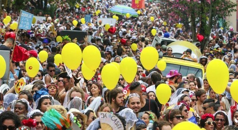 45% dos brasileiros afirmam que vão passar o Carnaval 2022 em casa, revela pesquisa
