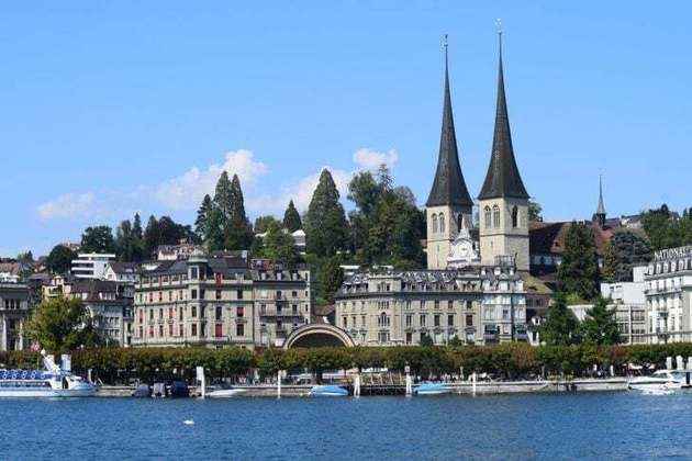 11) Lucerna (Suíça), 59 pontos: Conhecida por sua Ponte da Capela e a Torre da Água, Lucerna é uma cidade encantadora às margens do Lago dos Quatro Cantões, cercada por picos alpinos deslumbrantes. 