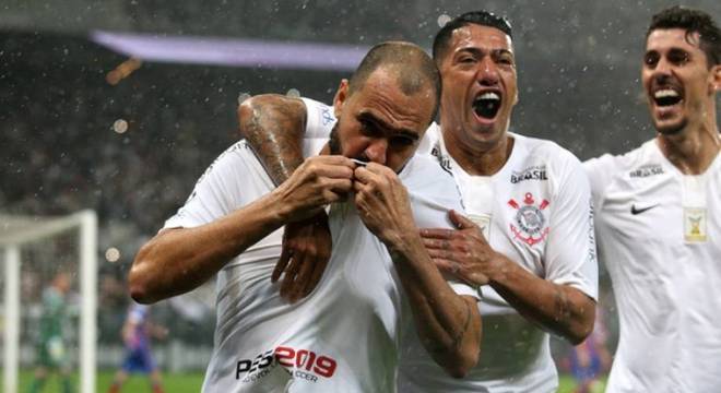 12) Corinthians - 36 jogos - 20 vitórias - 8 empates - 8 derrotas - 62,96% de aproveitamento