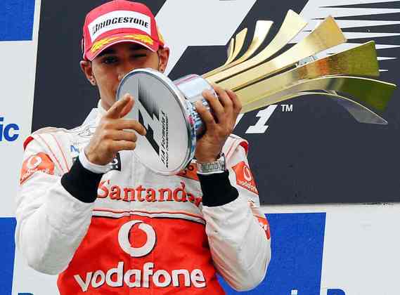 12 - O GP da Turquia de 2010 ficou marcado pelo acidente entre a dupla da Red Bull, Sebastian Vettel e Mark Webber. Hamilton aproveitou-se do incidente para vencer pela 12ª vez na F1 