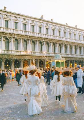 1296 é o ano do primeiro documento que cita a festa como uma celebração pública. Trata-se do édito do Senado da Sereníssima, que ajudou a impulsionar o Carnaval de Veneza como uma das comemorações mais importantes da Europa, principalmente durante o século XIII.