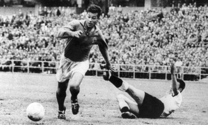1/3 - Just Fontaine - Jogador de futebol até hoje recordista de gols em uma Copa do Mundo, morreu aos 89 anos. No Mundial de 1958, na Suécia, o atacante francês fez 13 gols, marca jamais superada. 
