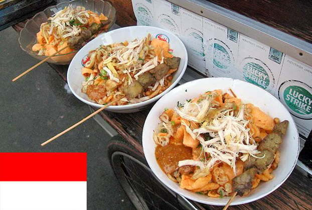 13º lugar - Bubur ayam (Indonésia) -Mingau de arroz com carne de frango desfiada servido com alguns condimentos, como cebolinha picada, chalota frita crocante, aipo, tongcay, soja frita, crullers e molho de soja salgado e doce, e às vezes coberto com caldo de galinha amarelo e kerupuk.