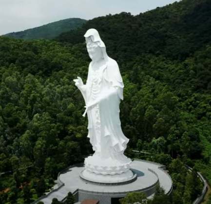 13° lugar: Estátua de Guanyin no Monastério Tsz Shan - País: China - Altura: 76 metros
