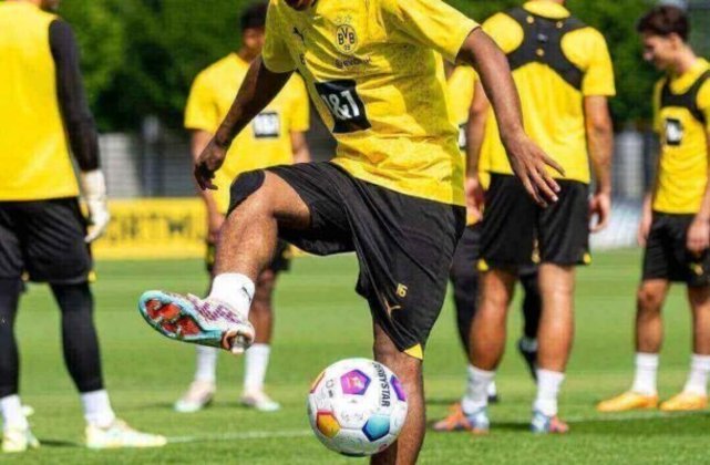 13º lugar: Julien Duranville (Borussia Dortmund, da Alemanha) - Atacante belga de 17 anos tem valor de mercado estimado em 8,5 milhões de euros (R$ 45,4 milhões). Foto: Reprodução/Instagram