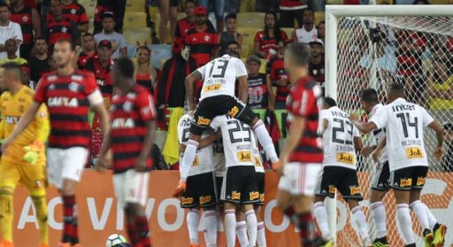 13ª RODADA - Flamengo (27 pontos) - Na retomada do Brasileirão após longa pausa para a Copa do Mundo, o Fla foi surpreendido pelo São Paulo no Maracanã e viu a vantagem cair p