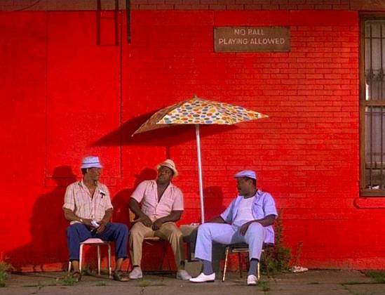 #14. “Faça a Coisa Certa” (1989): Dirigido, escrito e produzido por Spike Lee, o filme aborda questões raciais em um distrito de Brooklyn, nos EUA, um bairro predominantemente ocupado pela população negra nos anos 80.