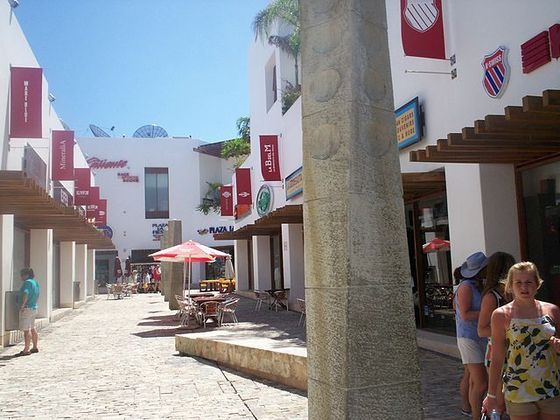  14º Lugar - Playa del Carmen (México) - Não bastassem as belas praias, Playa tem uma posição privilegiada. É pertinho de Cancún (70km), pode servir de base para os sítios arqueológicos de Chichen Itzá (130km) e visitar a Ilha Cozumel (20km). Detalhe: preços 