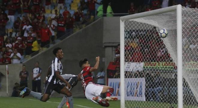 14ª RODADA - Flamengo (30 pontos) - O Rubro-Negro fez 2 a 0 no Botafogo, no Maracanã, e manteve a liderança justa, um ponto à frente do São Paulo