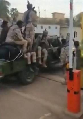 15 de abril: O principal grupo paramilitar do Sudão ocupou o palácio presidencial, a residência do líder do Exército e o aeroporto internacional de Cartum, numa tentativa de golpe militar. 