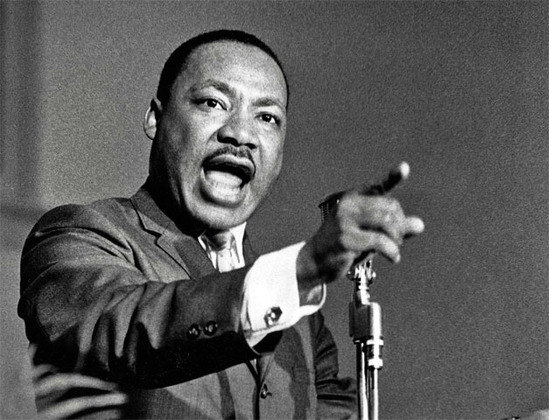  15 de janeiro é data especial na defesa dos Direitos Humanos. Neste dia, em 1929, nascia Martin Luther King Jr.  Mesmo sendo combatido e até preso pelos protestos contra o racismo, King se manteve um pacifista,  ao contrário de lideranças virulentas (como Malcolm X), partidárias do uso da violência nas campanhas. 