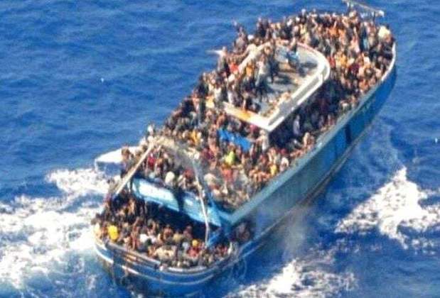 15 de junho: Um barco de pesca que partia do Egito rumo à Europa com mais de 700 refugiados naufragou na costa da Grécia. Apenas 104 pessoas foram resgatadas com vida.