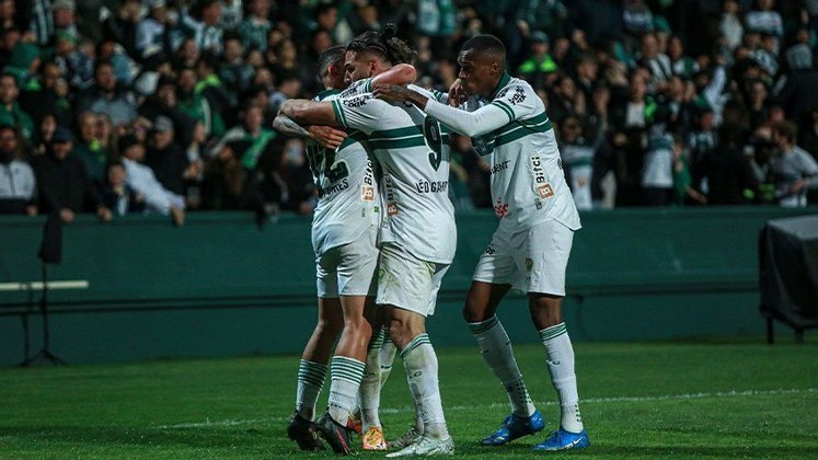 15º lugar: CORITIBA (34 pontos) - 31 jogos - Libertadores: 0.035% / Sul-Americana: 13.1% / Rebaixamento: 16.2%