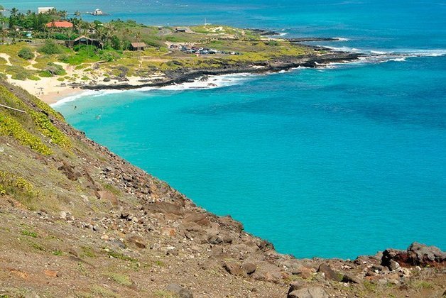  15º Lugar - Hawai (EUA) - Um dos estados dos EUA. Paisagens exuberantes que misturam florestas tropicas, cachoeiras, e muitas praias com suas areias de várias cores por causa das formações vulcânicas. Várias perfeitas para o surfe (que foi inventado pelos havaianos); outras mais calmas para famílias.