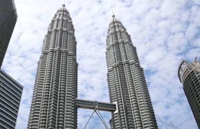 16° lugar: Petronas Tower 1 - País em que foi construído: Malásia - Ano: 1998 - Altura: 451,9 metros