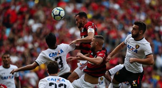16ª RODADA - Flamengo (34 pontos) - Goleada por 4 a 1 sobre o Sport, no Maracanã, assegurou ao Fla mais uma rodada na ponta com dois pontos a mais que o São Paulo