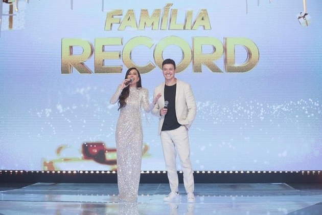 Quando eles se reúnem é emoção e diversão na certa. As estrelas da Record TV se reúnem em mais uma divertida troca de presentes. Música, surpresas e brincadeiras em um encontro que promete. Sabrina Sato apresenta o especial. Participam do programa:

Rodrigo Faro, Xuxa Meneghel, Marcos Mion, Ana Hickmann, Ticiane Pinheiro, Renata Alves, Cesar Filho, Felipe Bronze, Geraldo Luis, Luiz Bacci, Adriana Araujo, Roberta Piza, Salcy Lima, Mylena Ciribelli, Eduardo Ribeiro, Camila Rodrigues, Felipe Cunha, Day Mesquita, Rafael Sardão. O musical fica por conta de Daniel no programa do dia 17/12 e da dupla Fernando & Sorocaba no dia 19/12.