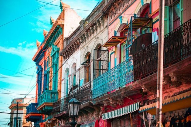 18. Buenos Aires, Argentina (Instagram: 24,5 milhões de menções; TikTok: 5,1 bilhões) - Com uma cultura vibrante, Buenos Aires é cheia de casinhas coloridas e ruas encantadoras para se visitar.