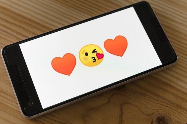 18)	O emoji mais utilizado no Instagram é o símbolo de coração.