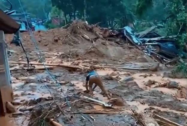 19 de fevereiro: Chuvas torrenciais provocaram deslizamentos e enchentes em vários municípios do litoral de São Paulo e causaram a morte de pelo menos 65 pessoas.