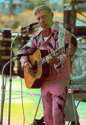 19º - Hank Snow - Cantor popular do estilo country dos anos 1950, teve uma carreira que durou mais de 50 anos. Gravou cerca de 140 álbuns, e emplacou 85 hits nas paradas de sucesso country da Billboard, entre 1950 e 1980. Snow decidiu se aposentar em 1985 