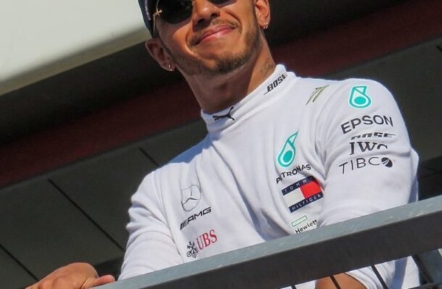 19º lugar: Lewis Hamilton (Grã-Bretanha) - O piloto heptacampeão do mundo de Fórmula 1 faturou 62 milhões de dólares (R$ 299 milhões na cotação atual) em 2023. - Foto: Jen_ross83/Wikimedia Commons