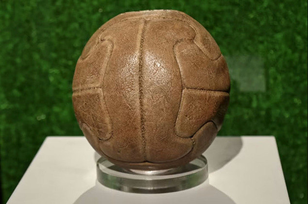 1930 - A bola oficial da Copa foi a Tiento (E), fabricada pelos uruguaios. Na final, os argentinos arrumaram confusão, insistindo em usar a sua bola própria, a T-Shape, costurada à mão em 12 gomos. A solução foi usar a bola argentina no primeiro tempo, e a dos uruguaios no segundo. E a Celeste foi campeã ao vencer por 4 a 2.