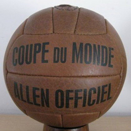1938 - A Allen, usada no Mundial da França, tinha 13 gomos, uma revolução para a época. Mas ainda tinha uma costura na bola para a inserção da câmara de ar.