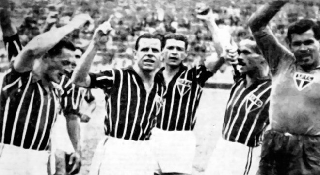 1944 - Santos 1 x 9 São Paulo - A maior goleada do San-São foi pelo Paulista de 1944, no Pacaembu. Os gols foram de Pardal (2), Remo (2), Tim (2), Luizinho (2) e Sastre. Detalhe: na preliminar, os aspirantes do Tricolor venceram o Peixe por 14 a 0. Dia histórico!