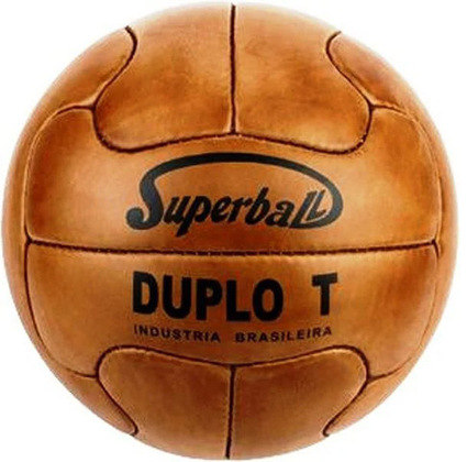 1950 - A Superball Duplo T, de fabricação 100% brasileira, foi a primeira bola a dispensar a costura externa. Mas o couro não resistia à água e encharcava com facilidade.