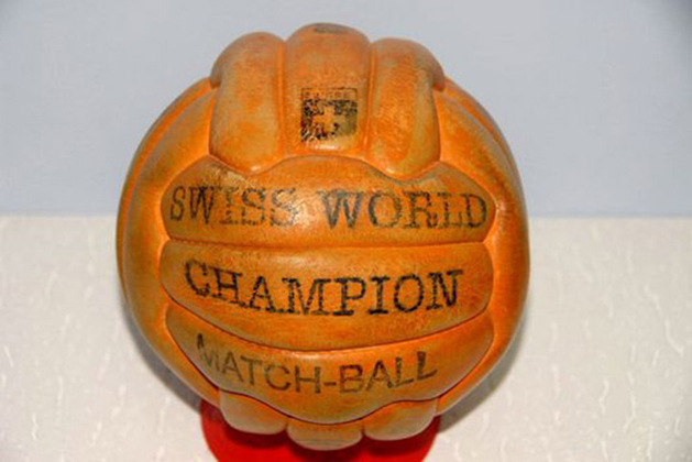1954 - A Swiss World Champion tinha 18 gomos de couro bovino e levava uma camada de tinta amarela, para facilitar a visão dos goleiros. Foi a primeira bola colorida da história das Copas.