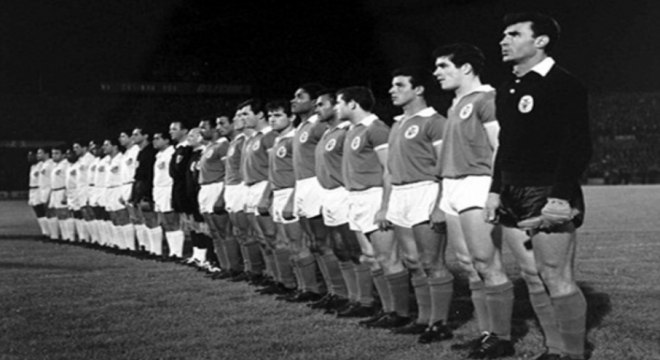 1962 - Benfica 2 x 5 Santos - O primeiro título mundial do Peixe foi em grande estilo. Em plena Lisboa, o Santos deu show e goleou os donos da casa, Pelé, três vezes, Coutinho e Pepe fizeram os gols santistas.  