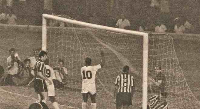 1963 - Botafogo 0 x 5 Santos - 1963 foi o ano do Santos. Em pleno Maracanã, o Peixe goleou o Botafogo de Garrincha por 5 a 0, pela Taça Brasil. Pelé (2), Coutinho, Dorval e Pepe fizeram os gols santistas. 