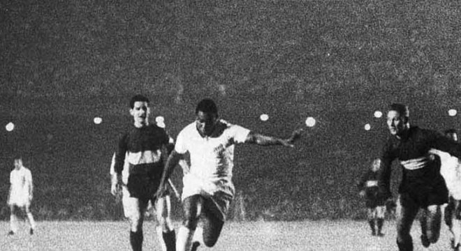 1963 - Final da Libertadores. Santos campeão sobre o Boca.
ida: Santos 3 x 2 Boca Juniors 
Volta: Boca Juniors 1 x 2 Santos