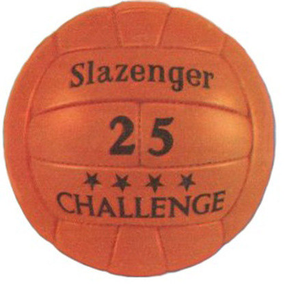 1966 - A Slazenger fabricou 300 bolas para o Mundial na Inglaterra. A bola era considerada mais leve porque a costura era feita com linhas de nylon ultra resistentes.
