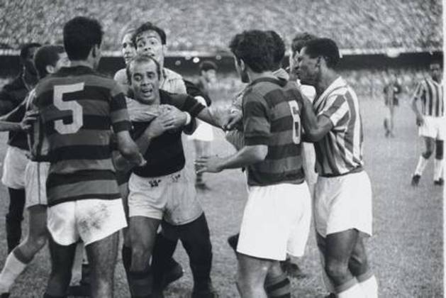 1966 - O Bangu derrotava o Flamengo por 3 a 0 na final no Maracanã quando o rubro-negro Almir Pernambuquinho se estranhou com Ladeira. Houve uma pancadaria entre atletas dos dois clubes, que culminou na expulsão de cinco jogadores do Flamengo e quatro do Bangu. Os banguenses conquistaram seu segundo título na competição.