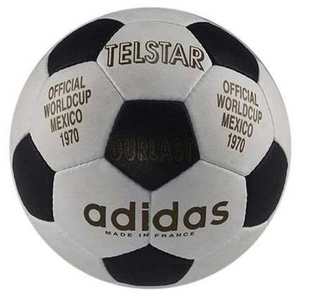 1970 - A Telstar, fabricada pela Adidas, foi uma revolução no mundo do futebol com seu desenho inovador, com 12 gomos pretos pentagonais e 20 gomos brancos hexagonais.