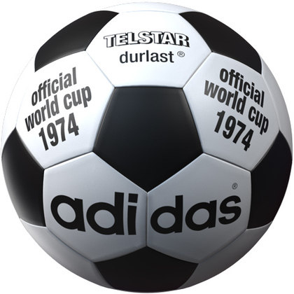 1974 - A Adidas repetiu no Mundial da Alemanha o modelo usado no México. A Telstar Durlast tinha uma proteção especial para não ficar encharcada.