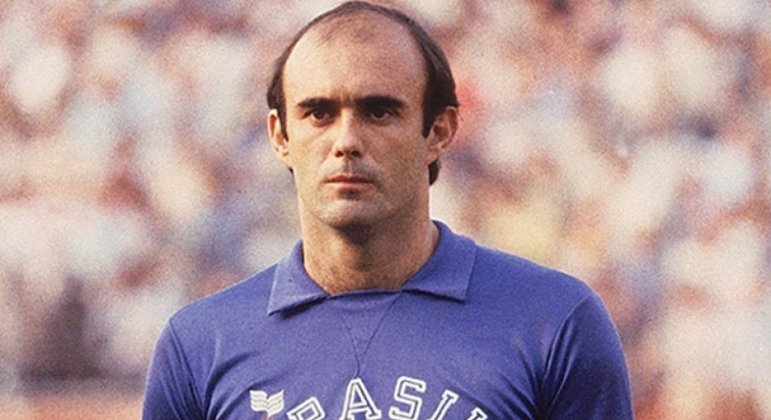 1974 - Depois de ganhar notabilidade e conquistar a titularidade no São Paulo no ano anterior, Waldir Peres não havia jogado antes da Copa, mas foi chamado após o corte de Wendell, do Botafogo, lesionado.