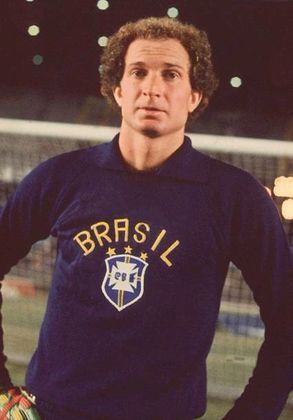 1978 - Carlos foi outro convocado quase no ano da Copa do Mundo. Ele estreou pela seleção durante a fase final das Eliminatórias em 1977 após sucesso na base e acabou indo para o Mundial ao lado dos companheiros Oscar e Polozzi.