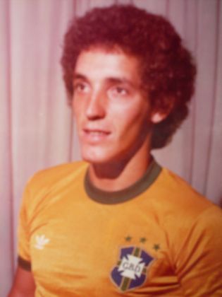 1978 - Polozzi estreou como profissional da Ponte Preta em 1974 e estreou pela seleção brasileira apenas no ano da Copa do Mundo, fazendo dupla com Oscar.